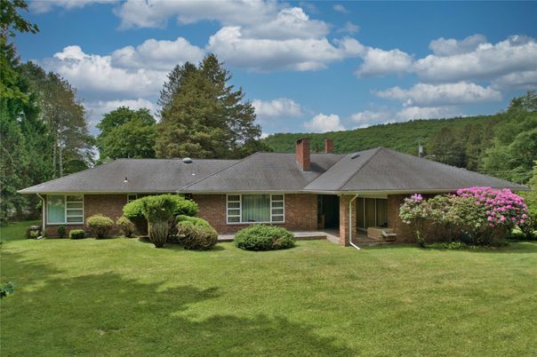 Backyard, Exterior, Facade, Brick Facade, Ranch