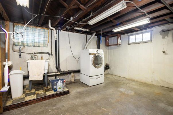 Interior, Washer, Wooden Beams