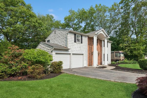 Attached, Exterior, Facade, Brick Facade, Split Level