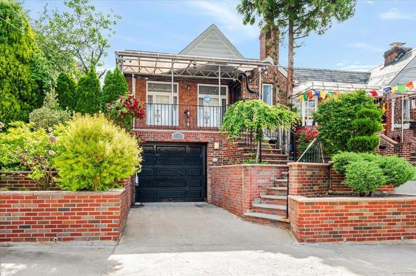 Attached, Exterior, Facade, Brick Facade, American Foursquare