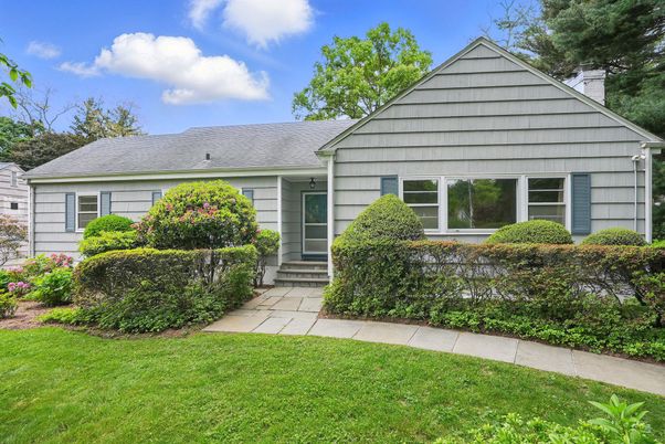 Exterior, Facade, Ranch