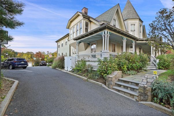 Exterior, Facade, Queen Anne Victorian