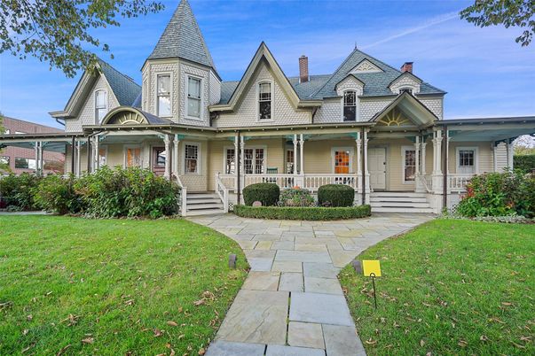 Exterior, Facade, Queen Anne Victorian