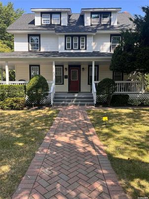 Exterior, Facade, American Foursquare