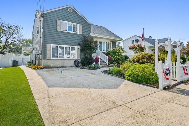 Exterior, Facade, Cape Cod