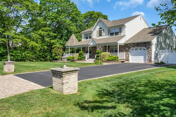 Attached, Exterior, Facade, Cape Cod