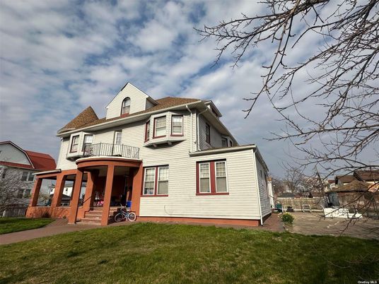 Backyard, Exterior, Facade, Queen Anne Victorian