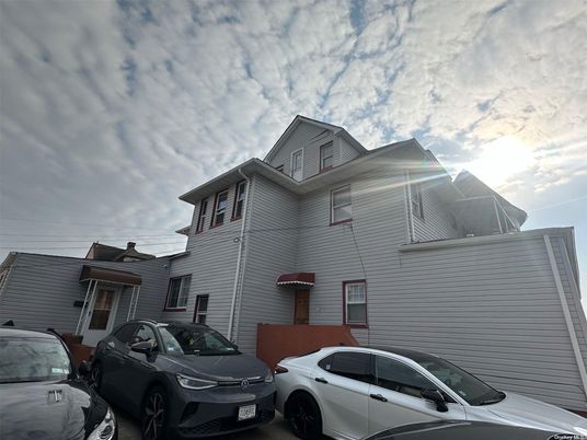Exterior, Facade, Queen Anne Victorian