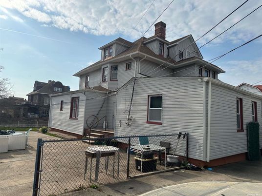 Exterior, Facade, American Foursquare