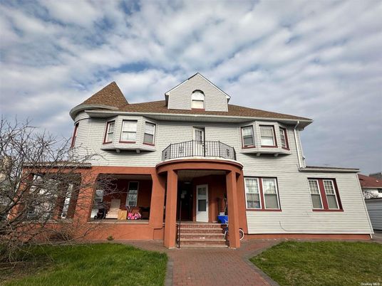 Exterior, Facade, Queen Anne Victorian