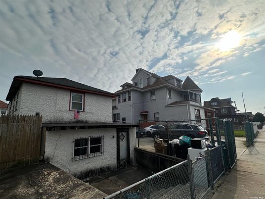 Exterior, Facade, American Foursquare