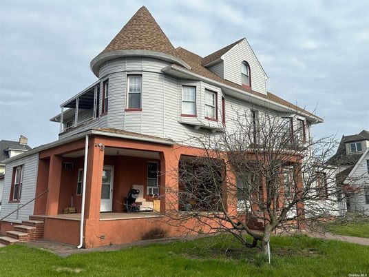 Exterior, Facade, Queen Anne Victorian