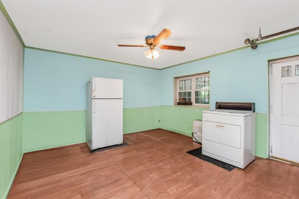Interior, Washer, Wood Texture Flooring