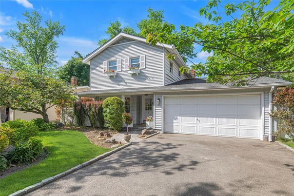 Attached, Exterior, Facade, American Craftsman