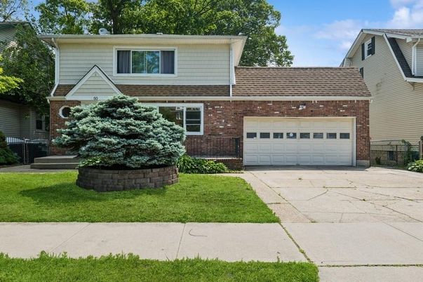 Attached, Exterior, Facade, Brick Facade, Split Level