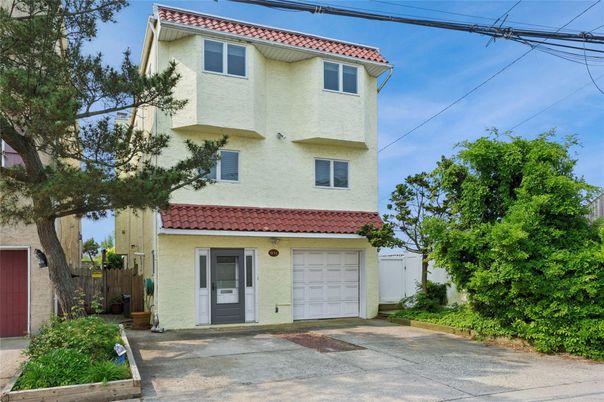 Attached, Exterior, Facade, Mediterranean