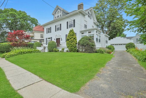 Attached, Exterior, Facade, Queen Anne Victorian