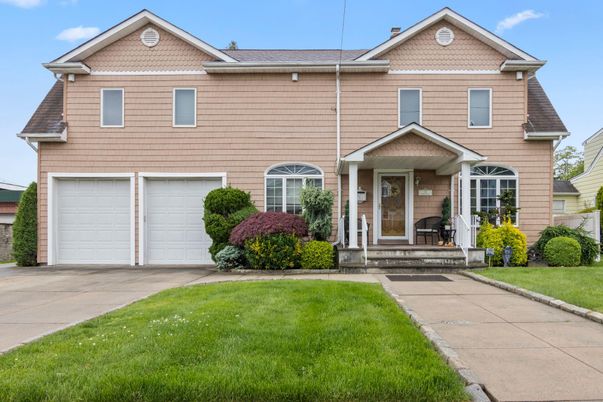 Attached, Exterior, Facade, American Craftsman