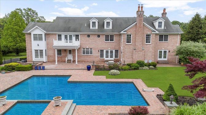 Exterior, Facade, Brick Facade, Pool, Georgian
