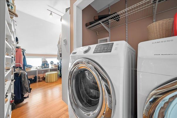 Interior, Washer, Wood Texture Flooring