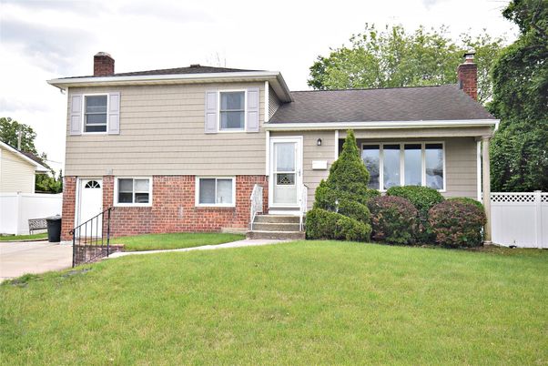 Attached, Exterior, Facade, Brick Facade, Split Level