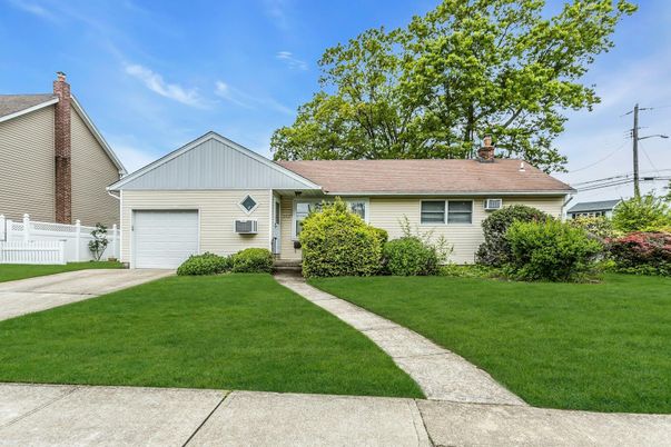 Attached, Exterior, Facade, Ranch