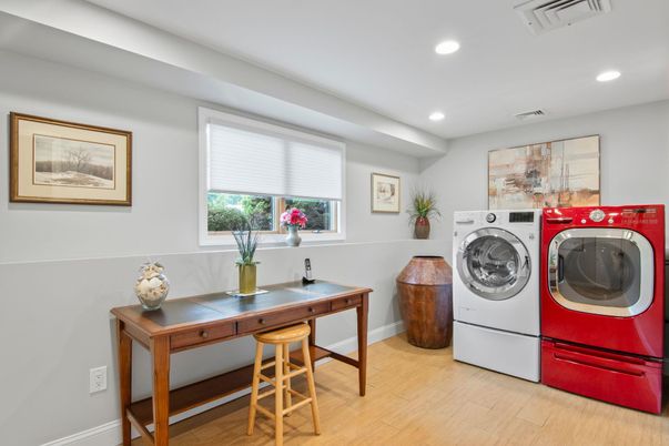 Interior, Recessed Lighting, Washer, Wood Texture Flooring