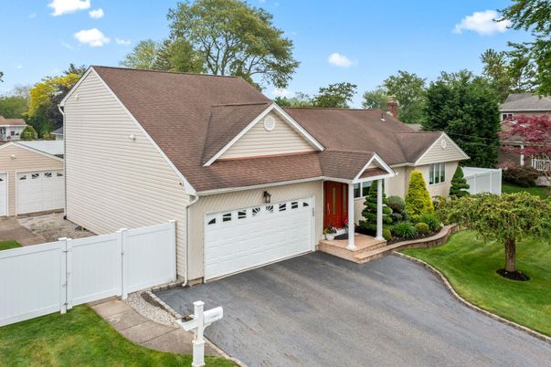 Attached, Exterior, Facade, Ranch