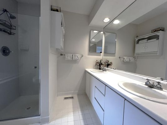 Bathroom, Dual Sink Vanities, Interior, Recessed Lighting
