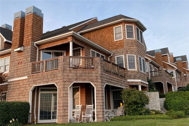 Exterior, Facade, Rowhouse
