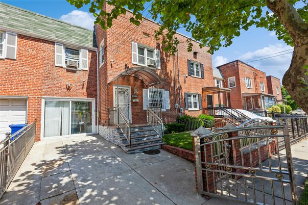 Exterior, Facade, Brick Facade, Rowhouse
