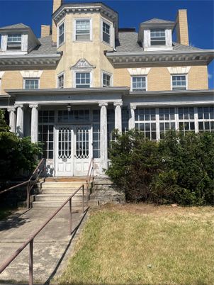 Exterior, Facade, American Foursquare