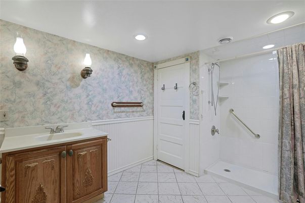 Bathroom, Interior, Recessed Lighting