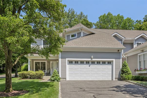 Attached, Exterior, Facade, American Craftsman