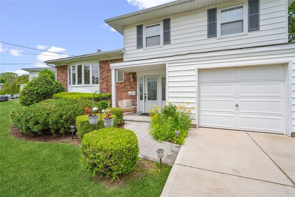 Attached, Exterior, Facade, Brick Facade, Split Level