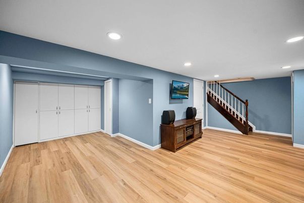 Empty room, Interior, Recessed Lighting, Wood Texture Flooring