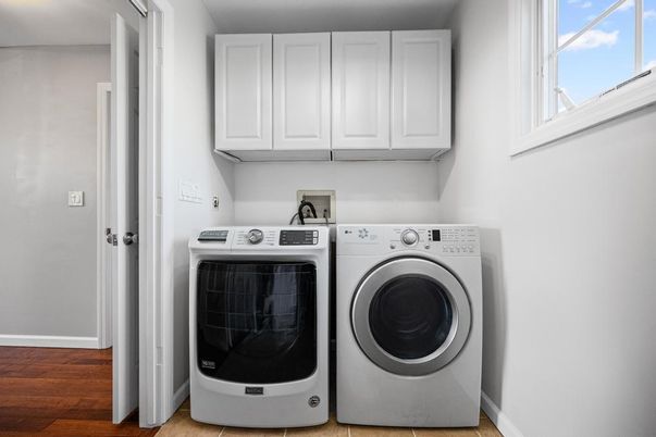 Interior, Washer, Wood Texture Flooring