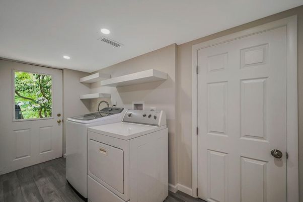 Interior, Recessed Lighting, Washer, Wood Texture Flooring
