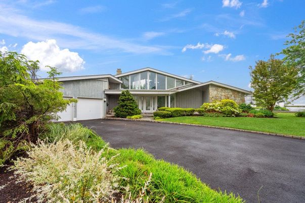 Attached, Exterior, Facade, Ranch