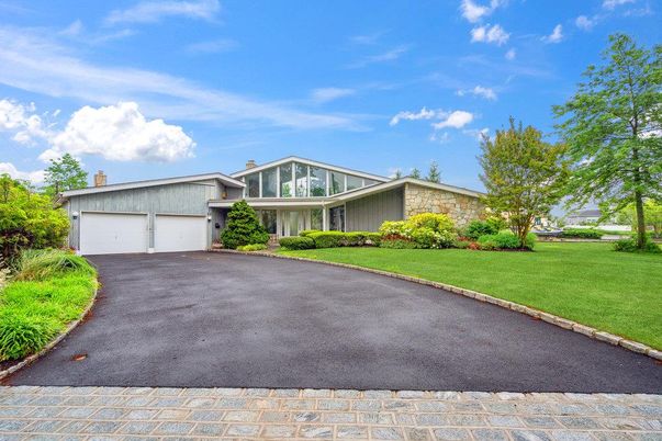 Attached, Exterior, Facade, Ranch