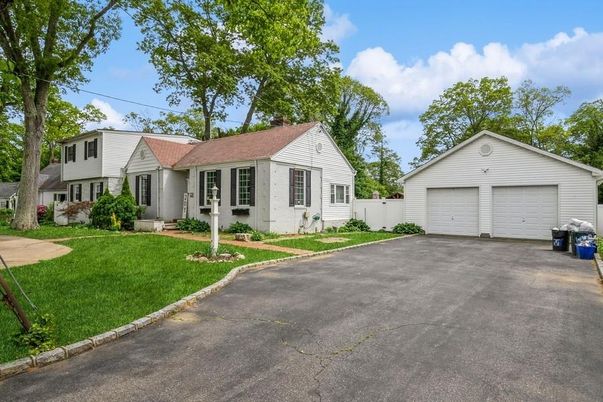 Attached, Exterior, Facade, Ranch