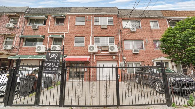 Exterior, Facade, Brick Facade, Rowhouse