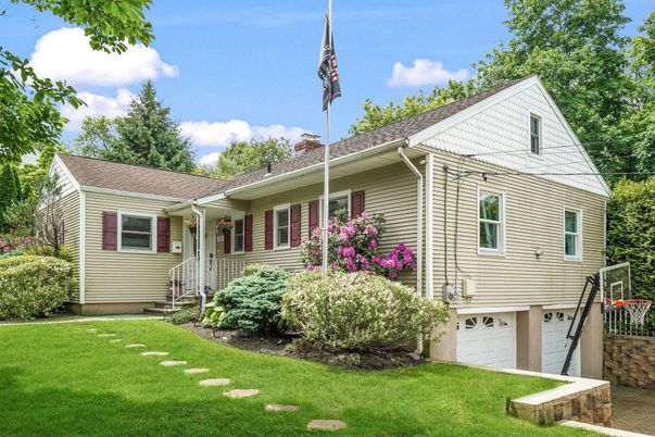 Attached, Exterior, Facade, Cape Cod