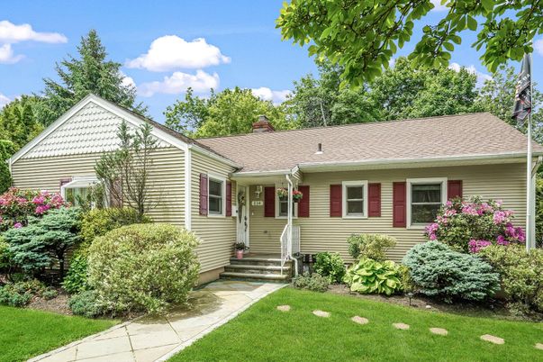 Exterior, Facade, Cape Cod