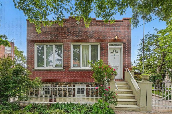 Exterior, Facade, Brick Facade, Rowhouse