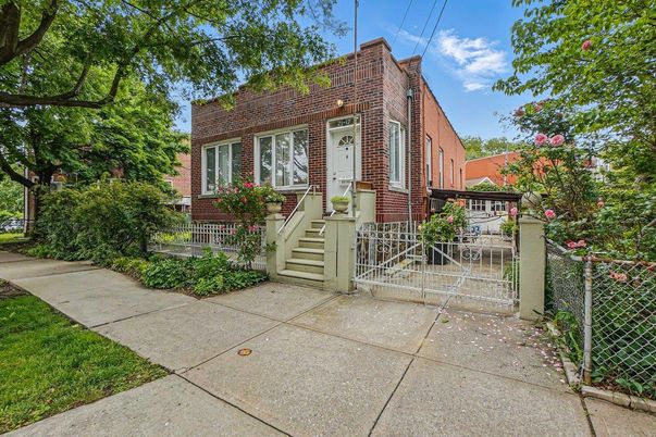 Exterior, Facade, Brick Facade, Rowhouse