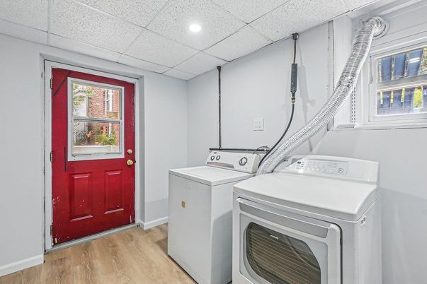 Interior, Recessed Lighting, Washer, Wood Texture Flooring