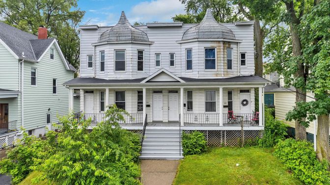 Exterior, Facade, Queen Anne Victorian