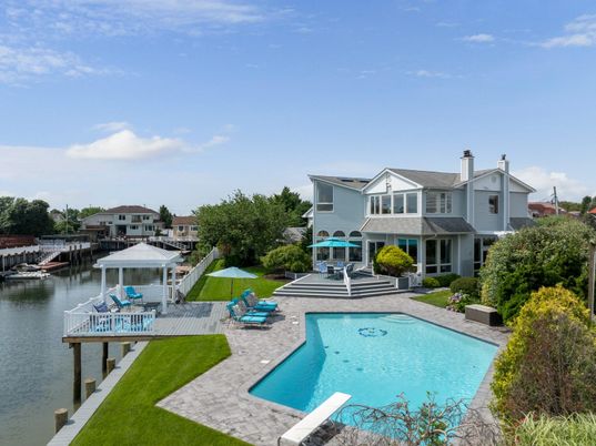 Exterior, Pool, Water