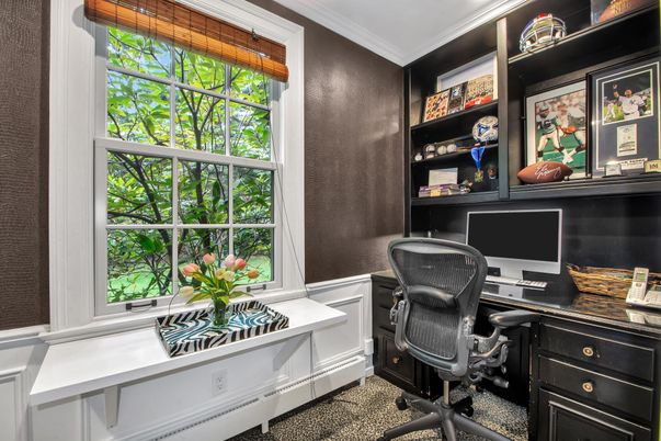Home Office, Interior